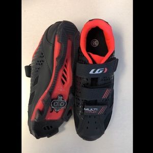 Spin cycling shoes with clips